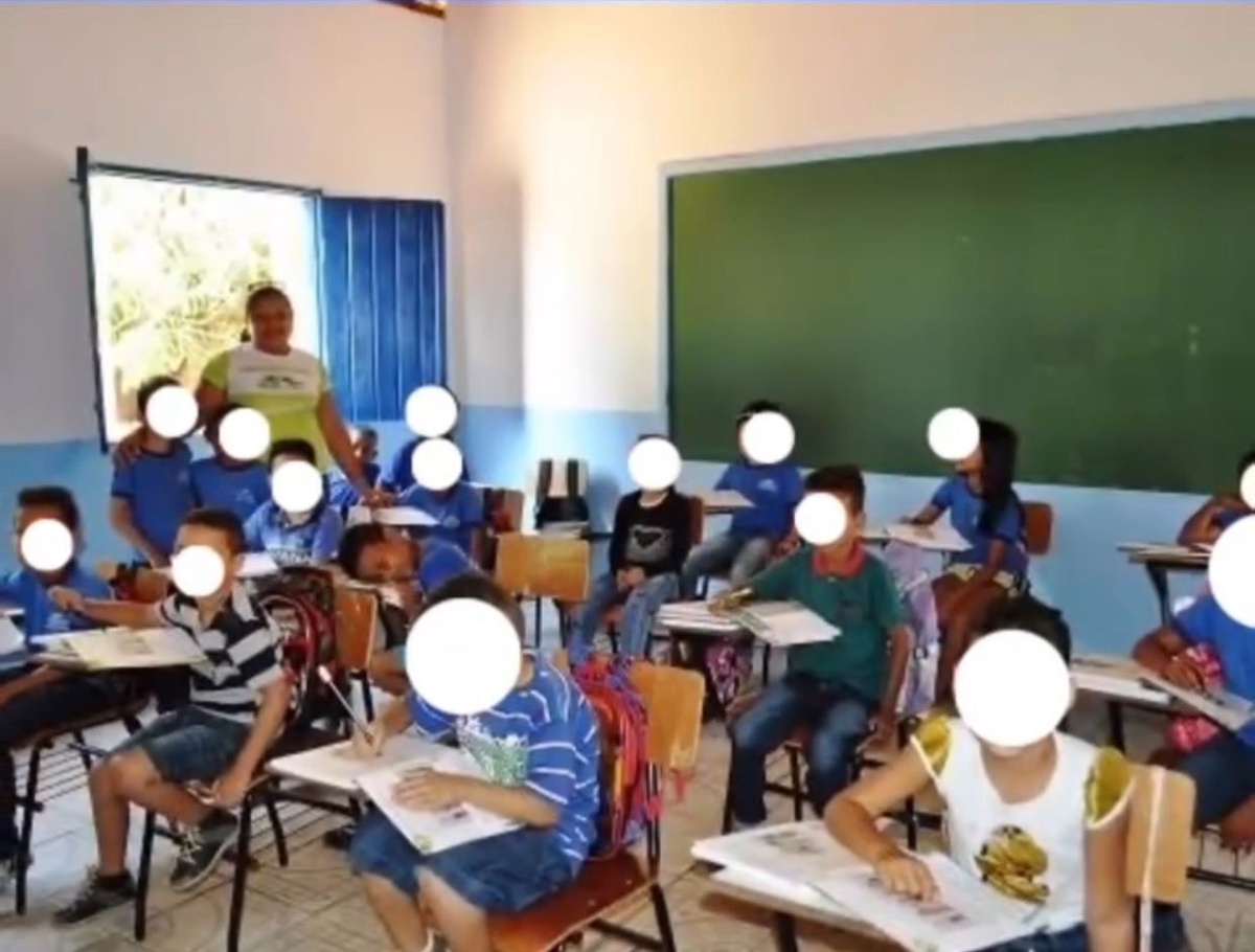 …enquanto os alunos sofrem em saulas de aulas numa temperatura acima de 40 graus