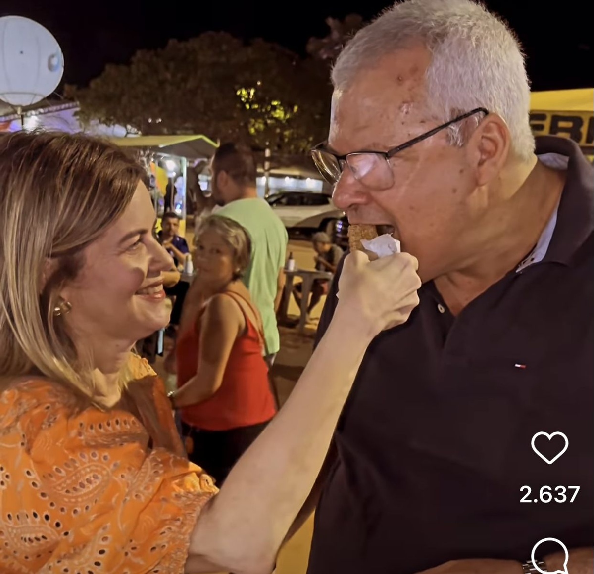 Gracinha estava tão feliz com a expoapa que servia na boca dos outros o sanduíche que ela mesma comia. Olha aí.