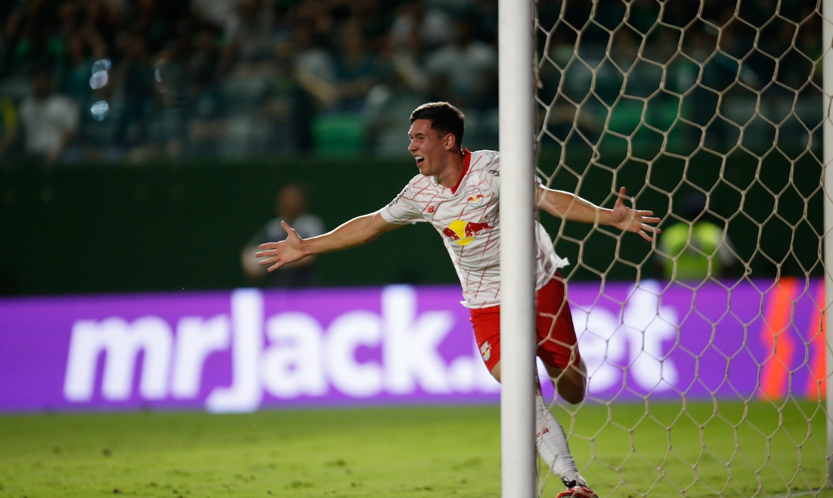 Massa Bruta derrota Esmeraldino com gols de Borbas e Talisson