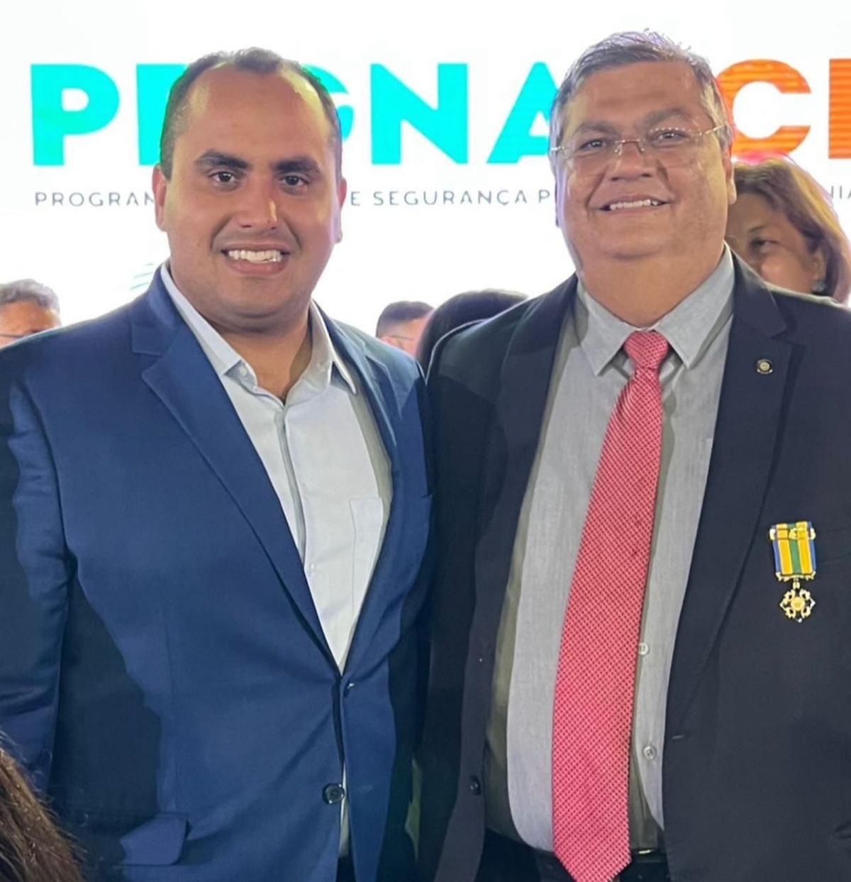 Na bajulação ao ministro em solenidade formal o deputado Georgiano fez como faz nas viagens pelo interior: põe o gibão, ops o paletó sem a gravata.