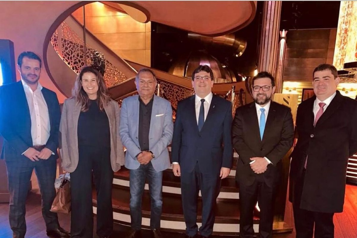 Não se sabe ao certo quantos são na comitiva de Rafael para a Croácia e Bélgica. Mas em Portugal ele mostrou mais um: Júlio César Lima Filho, aparece na ponta da foto. Fazendo o que, não se sabe