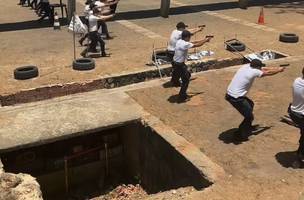 No stand de tiro novos policiais são vistos manejando armas. Vídeos viralizam no mundo (Foto: Reprodução)