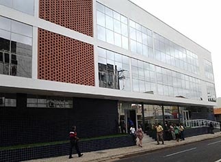 No velho prédio do Iapep nem o elevador funciona, obrigando idosos a usar a escada