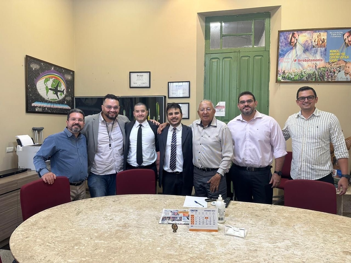 O prefeito de Teresina prometendo a advogados a regularização da função deles na FMS…na vida real, ele quer vetar o projeto.