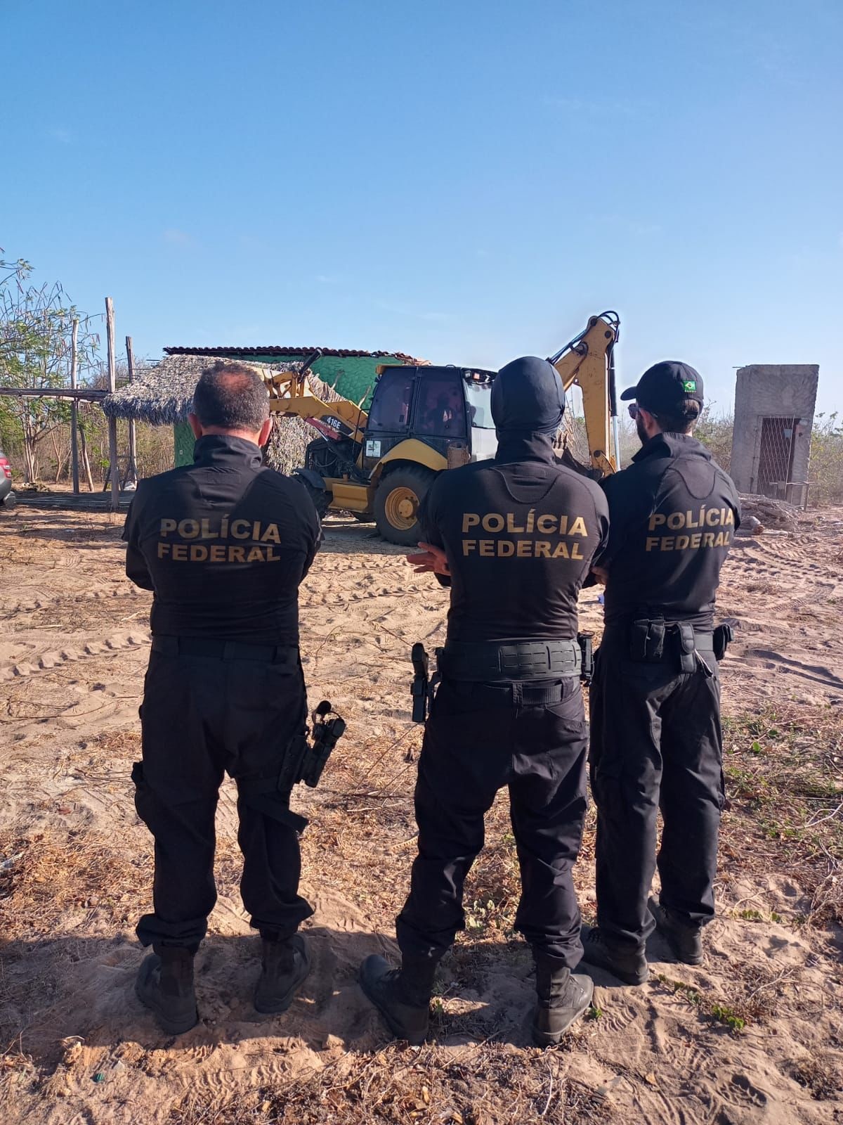 Policiais federais derrubando casas no litoral do Piaui