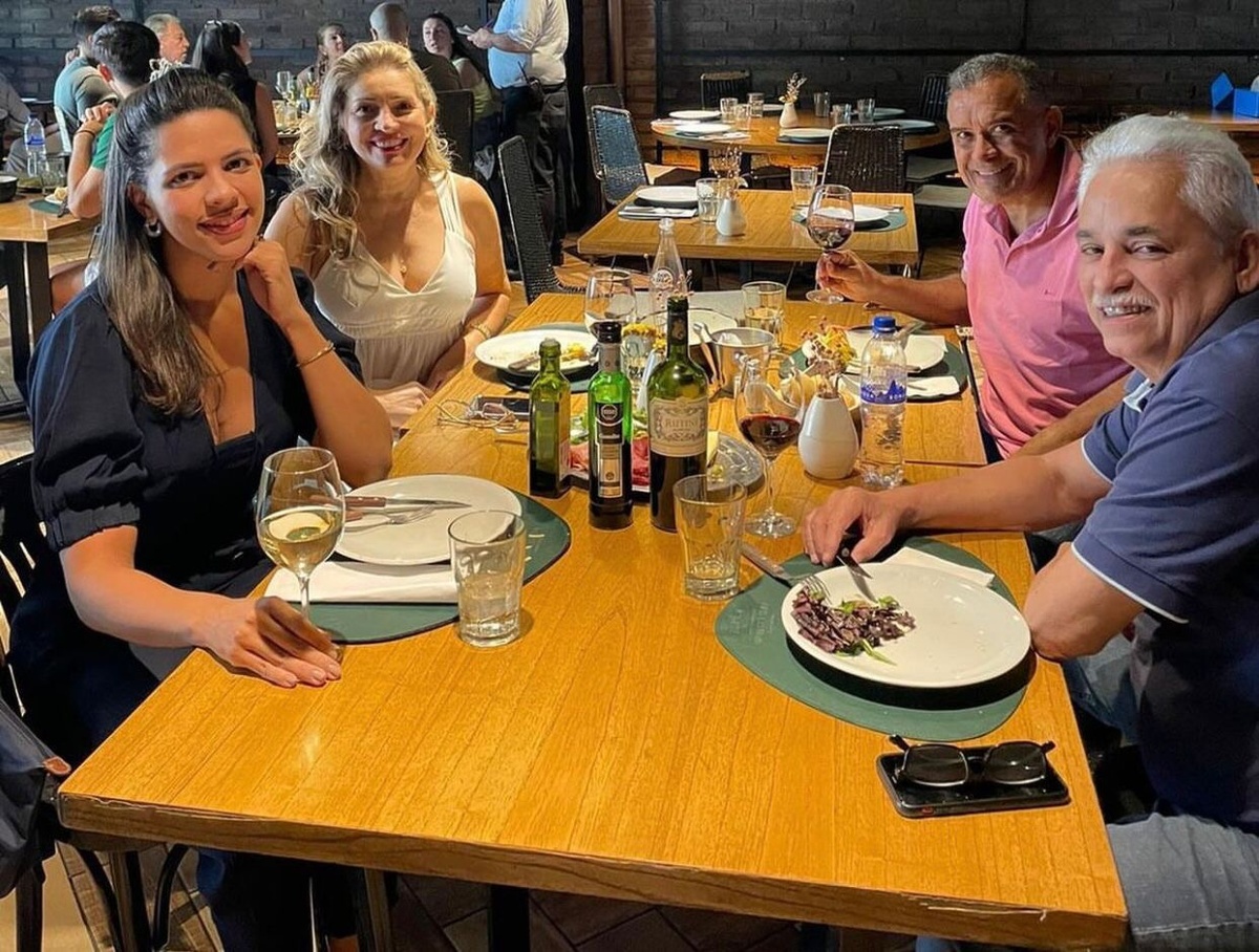 Robert, a esposa e o casal amigo Sérgio Vilela em Mendoza, na Argentina e aqui a fofoca sobre o carro usado sem pagar