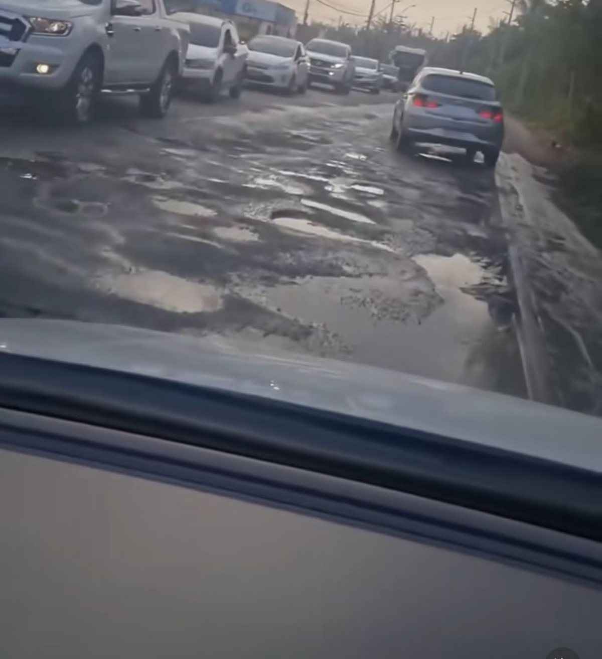 Situação caótica. Crateras na avenida