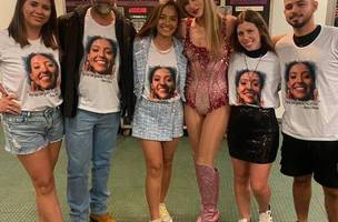 Taylor Swift com familiares de Ana Clara Benevides em seu camarim (Foto: Reprodução)