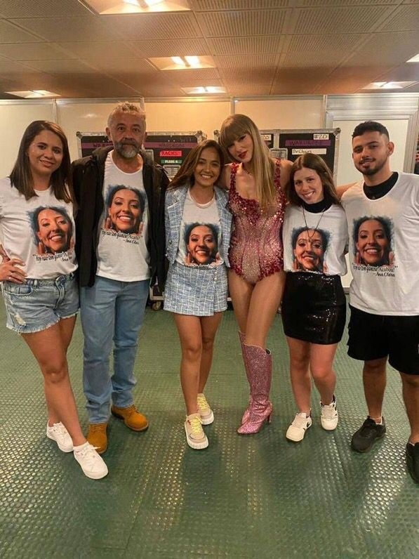 Taylor Swift com familiares de Ana Clara Benevides em seu camarim