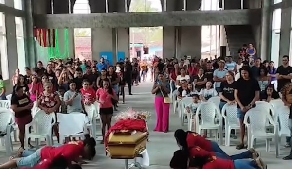 A jovem foi sepultada em sua cidade natal