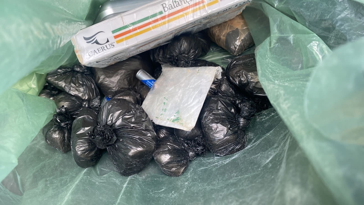 A polícia também encontrou drogas embaladas para a venda
