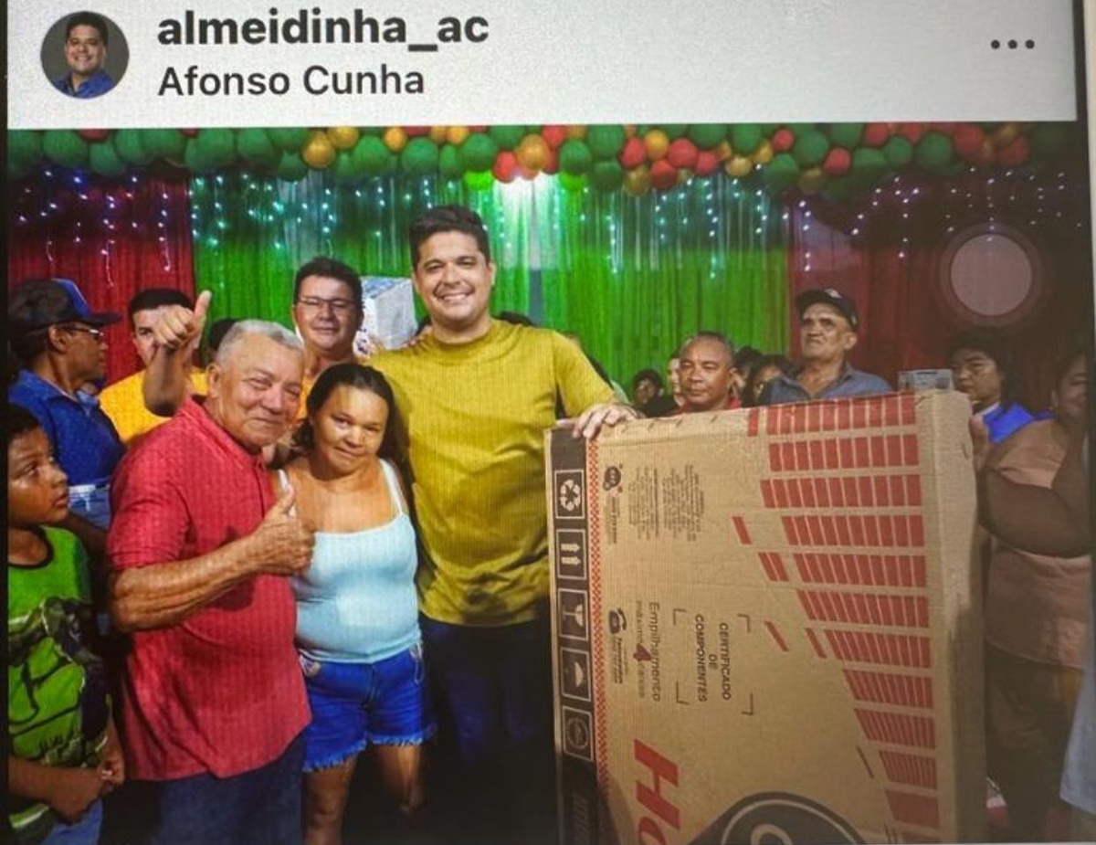 Almeidinha com presentes caros distribuindo ente Deus futuros eleitores
