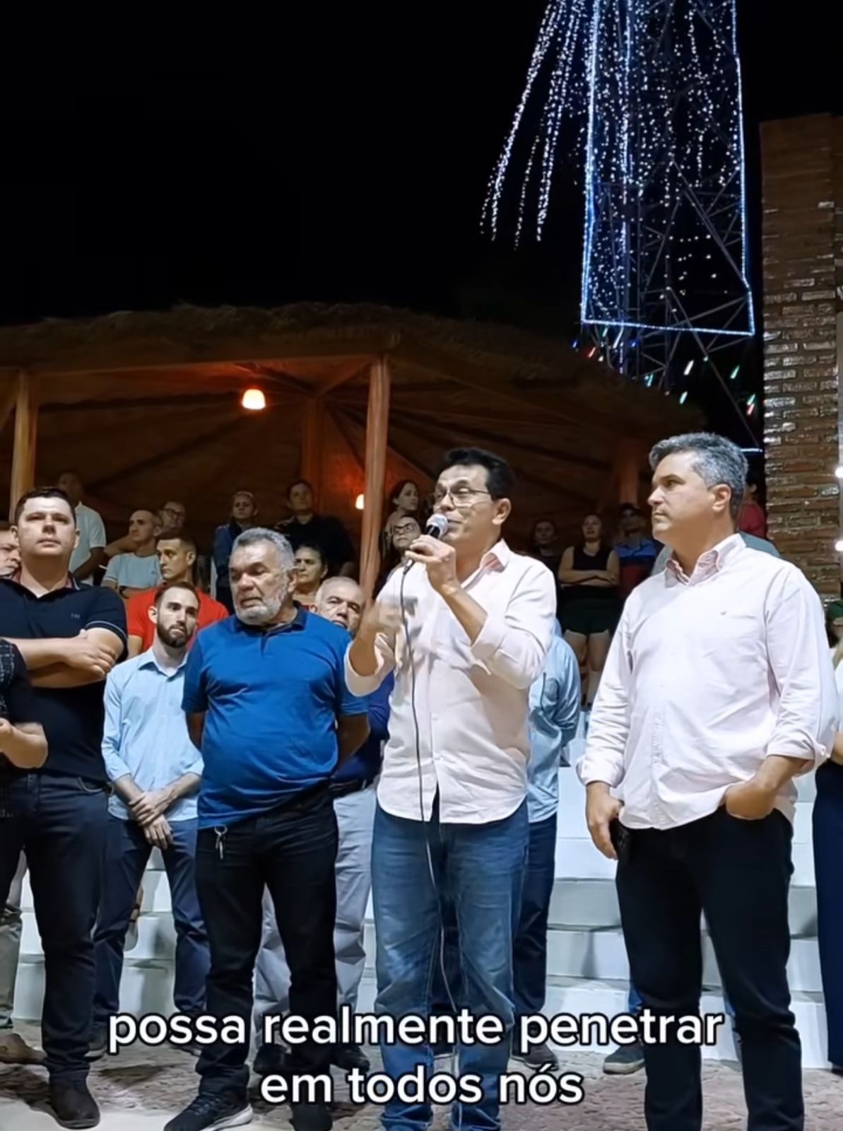 aqui Zé Santana torcendo que o “espírito natalino penetre em todos nós “, neles.