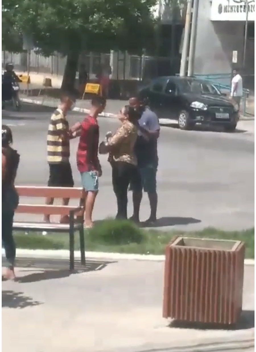 Cena no centro: ladras e ladroes atacando e furtando quem passa. Polícia por aí é coisa rara. Aí três lanceiros furtando essa mulher