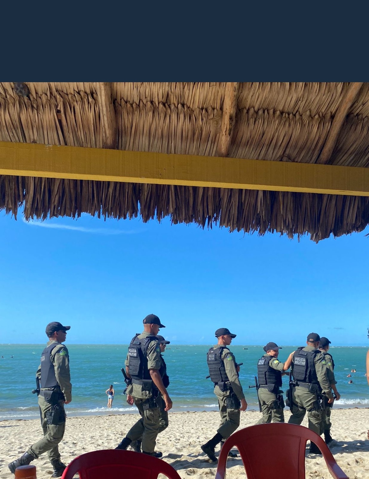 Esse não seria o iniforme mais adequado para soldado andar na areia. Cadê a imaginação do comando?