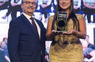 Notaria Claudiany Cavalcante recebendo o prêmio em Brasília (Foto: Reprodução)