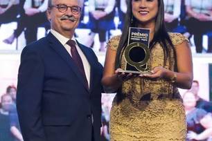 Notaria Claudiany Cavalcante recebendo o prêmio em Brasília (Foto: Reprodução)