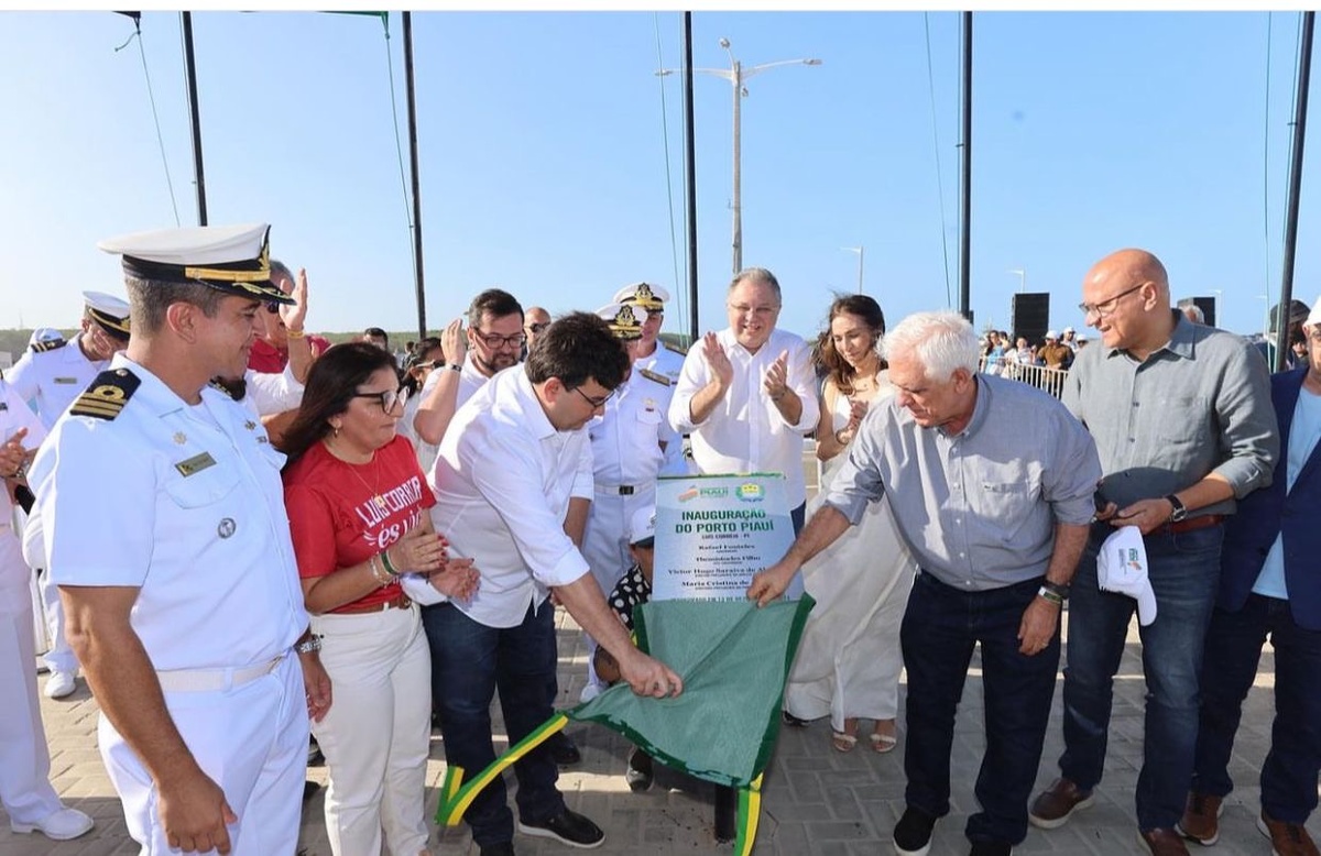 O poder da placa. Do nada, surge uma placa anunciando uma grande obra