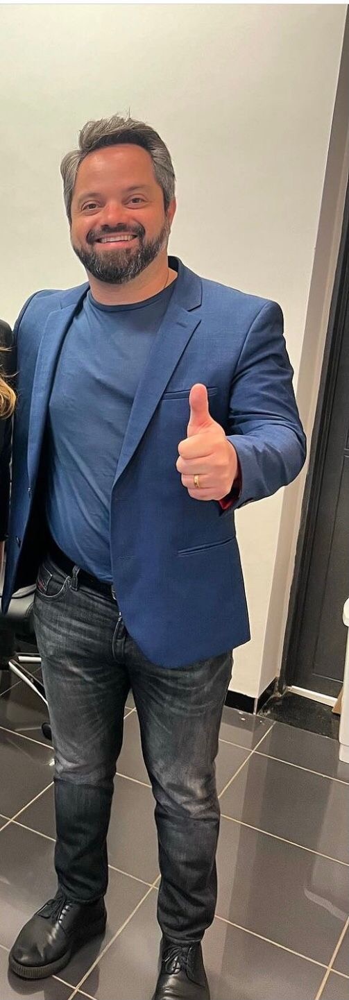 O secretário de Governo Marcelo estaria bem vestido durante expediente conforme a etiqueta?