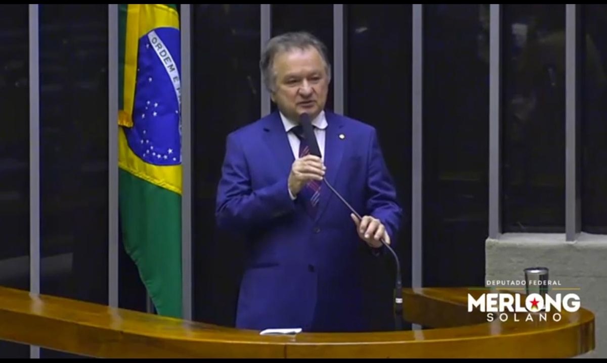 O texto parece ser o mesmo: Merlong “discursando” na Câmara fazendo agradecimento por Rafael ter construído o Porto. Nem treme.