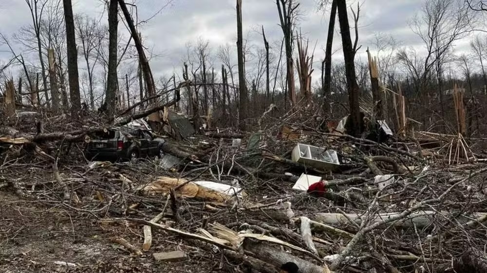 O tornado deixou um rastro de destruição na casa da família