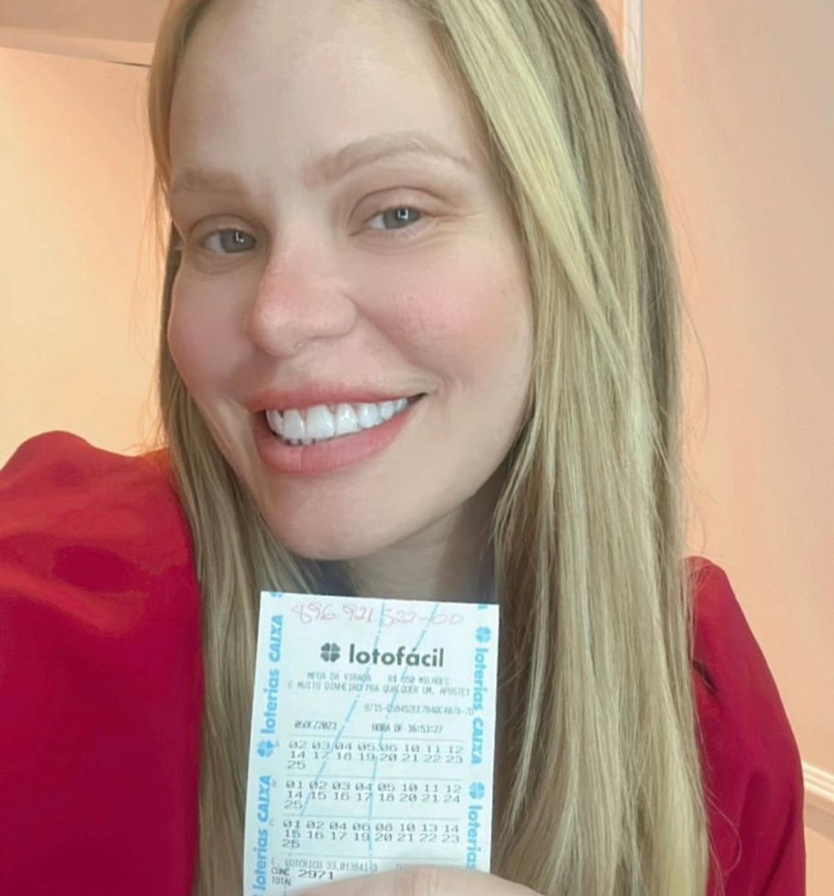 Paulinha publicou foto nas redes com o bilhete premiado