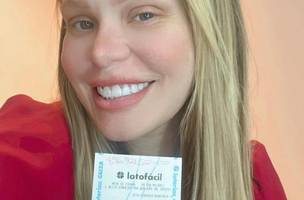 Paulinha publicou foto nas redes com o bilhete premiado (Foto: Reprodução)