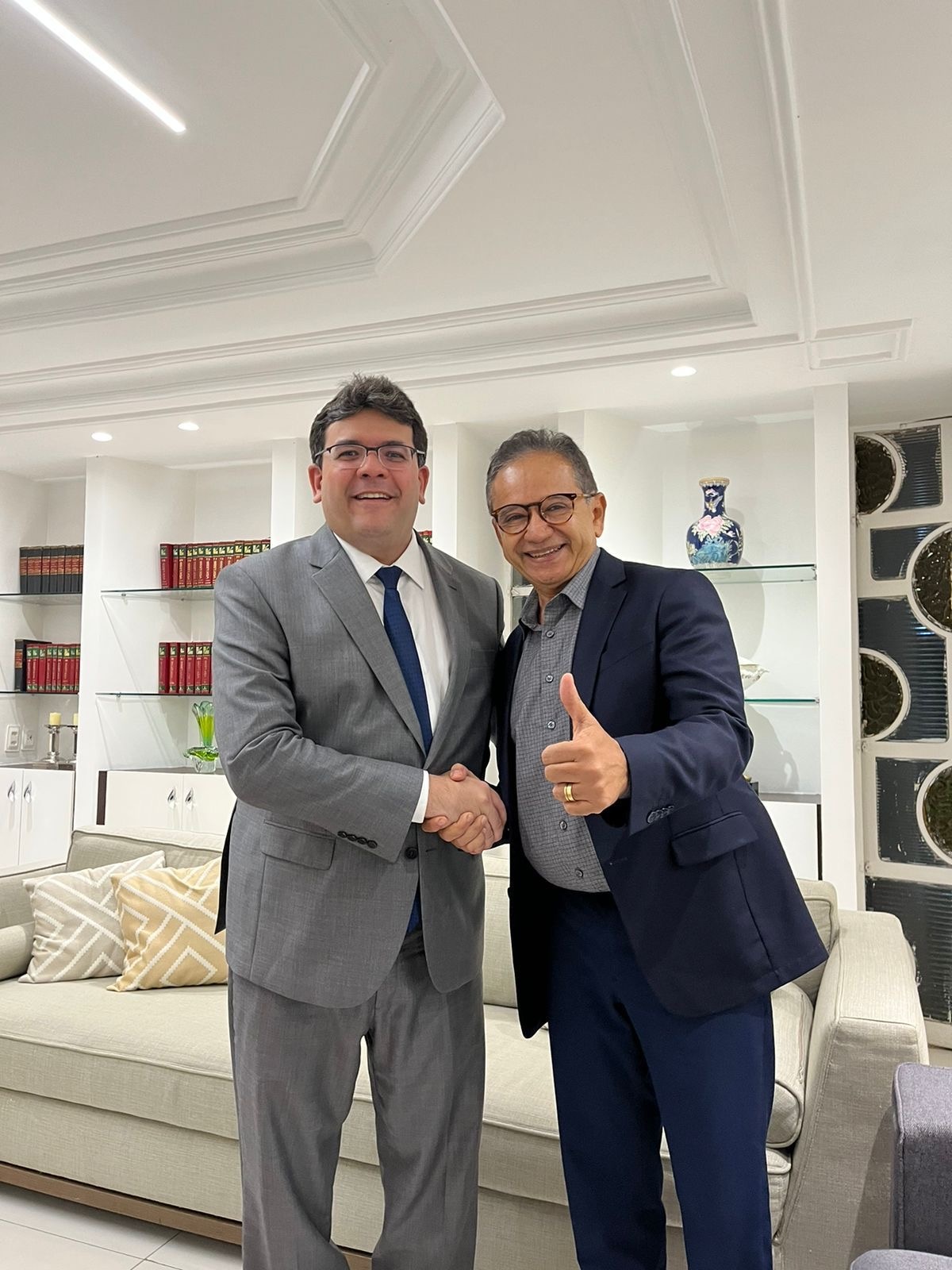 Tá vendo esse sorriso de Dr Hélio, nesse abraço, ontem, tratando da agenda no litoral? É o mesmo quando Rafael anunciou a data da inauguração do terminal pesqueiro. Ele acredita?