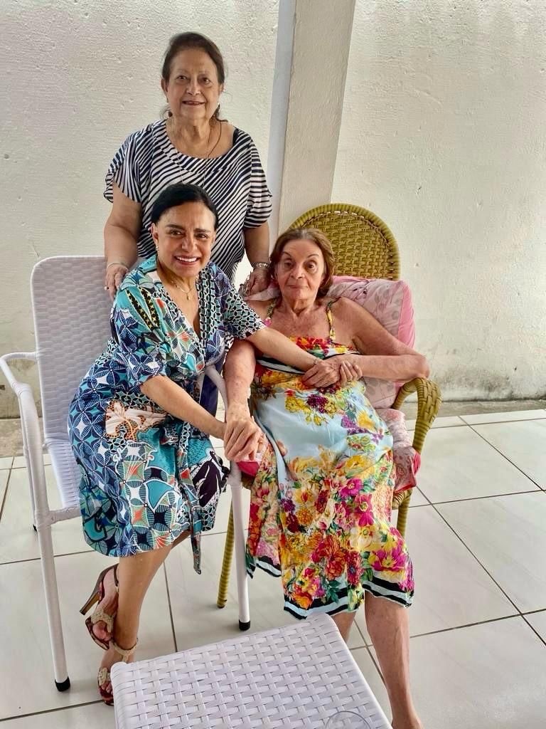 Viroca (em pé) e as amigas