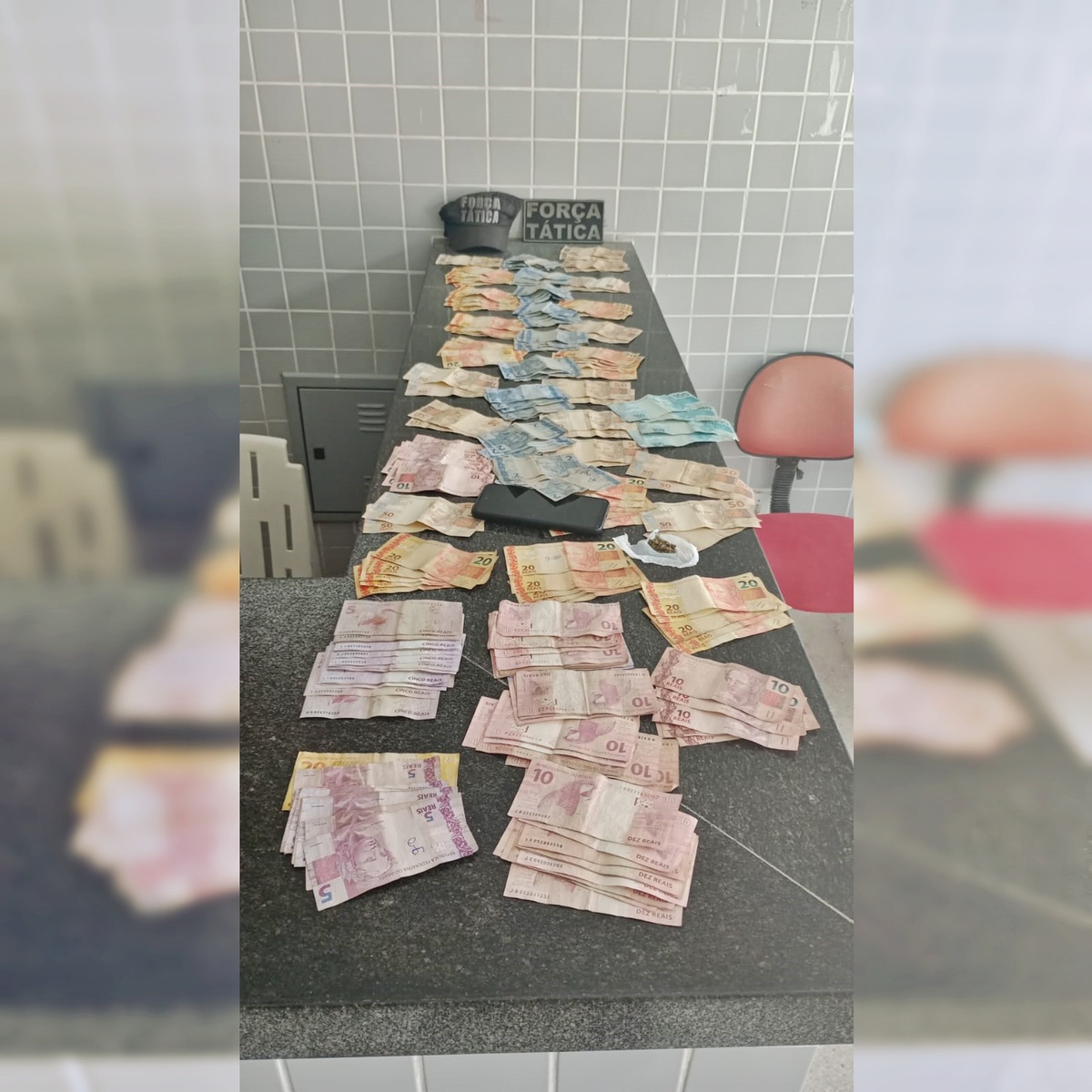 A polícia encontrou drogas e uma grande quantidade de dinheiro com o suspeito