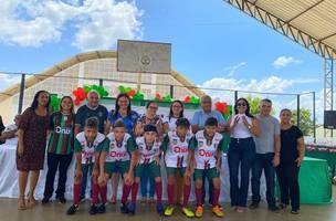 A prefeita Betinha e alunos da escolhinha (Foto: Reprodução)