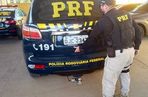 A PRF encaminhou o dinheiro e os homens à delegacia da Polícia Civil de Parnaíba (Foto: Reprodução)