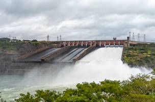 Abertura neste sábado (23), na calha esquerda, a maior das três na usina de Itaipu (Foto: Rubens Fraulini/Itaipu.)