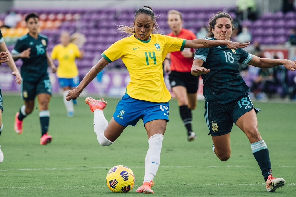 Adriana Silva, a 'Maga', atuando pela seleção brasileira