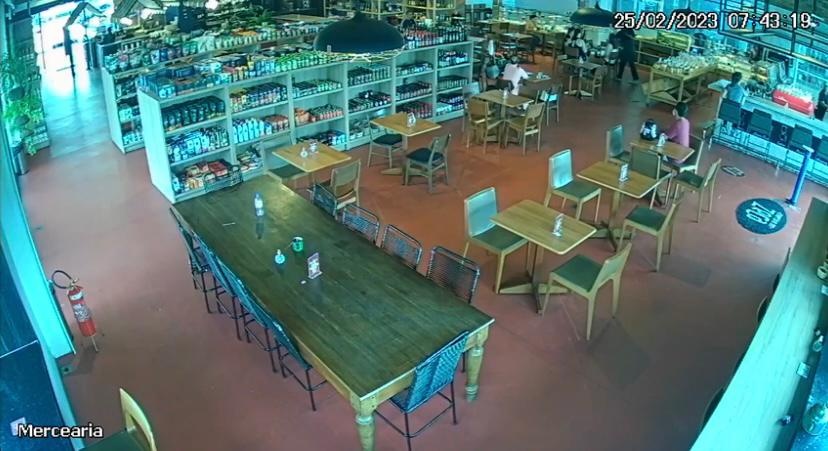 Antes, ele chegou a se sentar no estabelecimento se passando por cliente