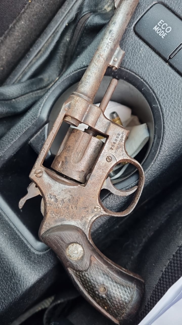 Arma encontrada com um dos suspeitos detidos