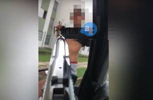 Bandido aponta arma para vítima na zona Norte (Foto: Divulgação)