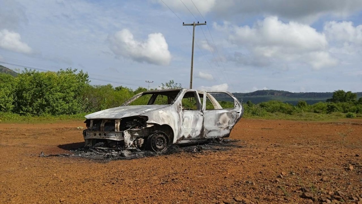 Carro encontrado pela polícia, suspeito de ter sido usado no crime