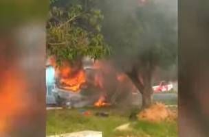 Carro pega fogo na BR-316 (Foto: Reprodução/ Youtube)