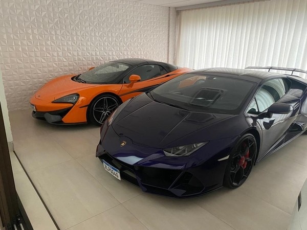 Carros são rebaixados e não conseguem andar pelas ruas esburacadas