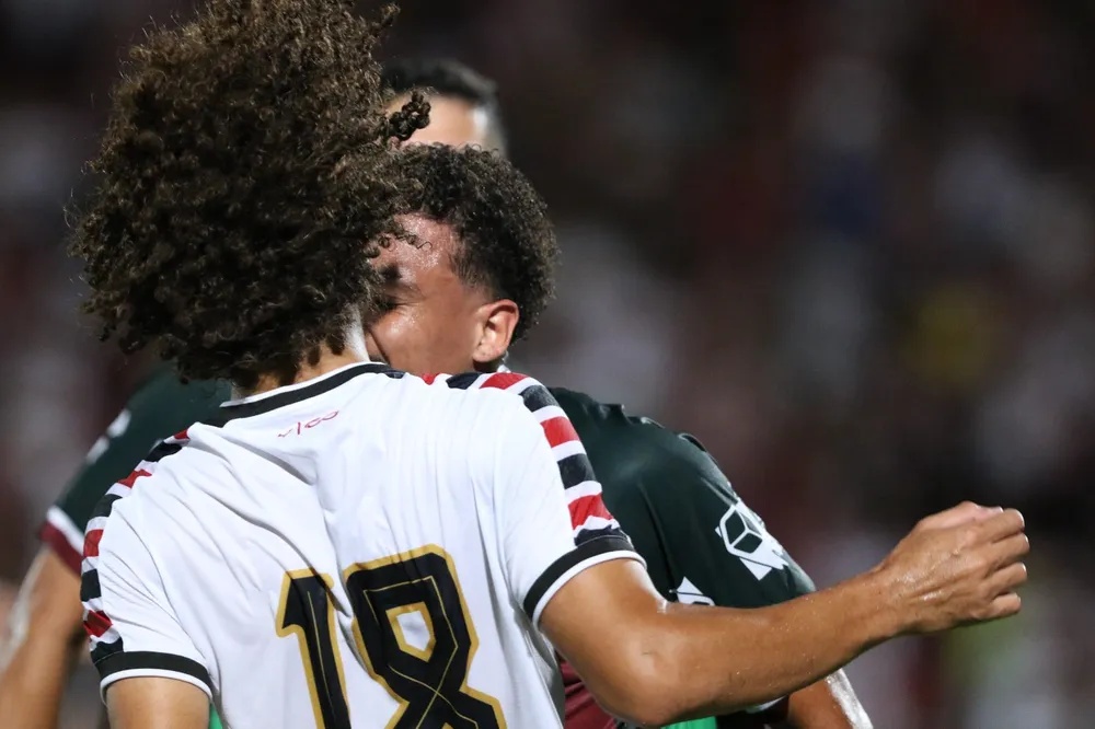 Confusão entre Nathan, do Fluminense-PI, e Anderson, do Santa Cruz