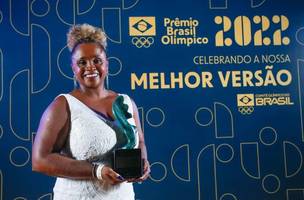 Daiane dos Santos posa com o Troféu Adhemar Ferreira da Silva (Foto: Wander Roberto/COB)