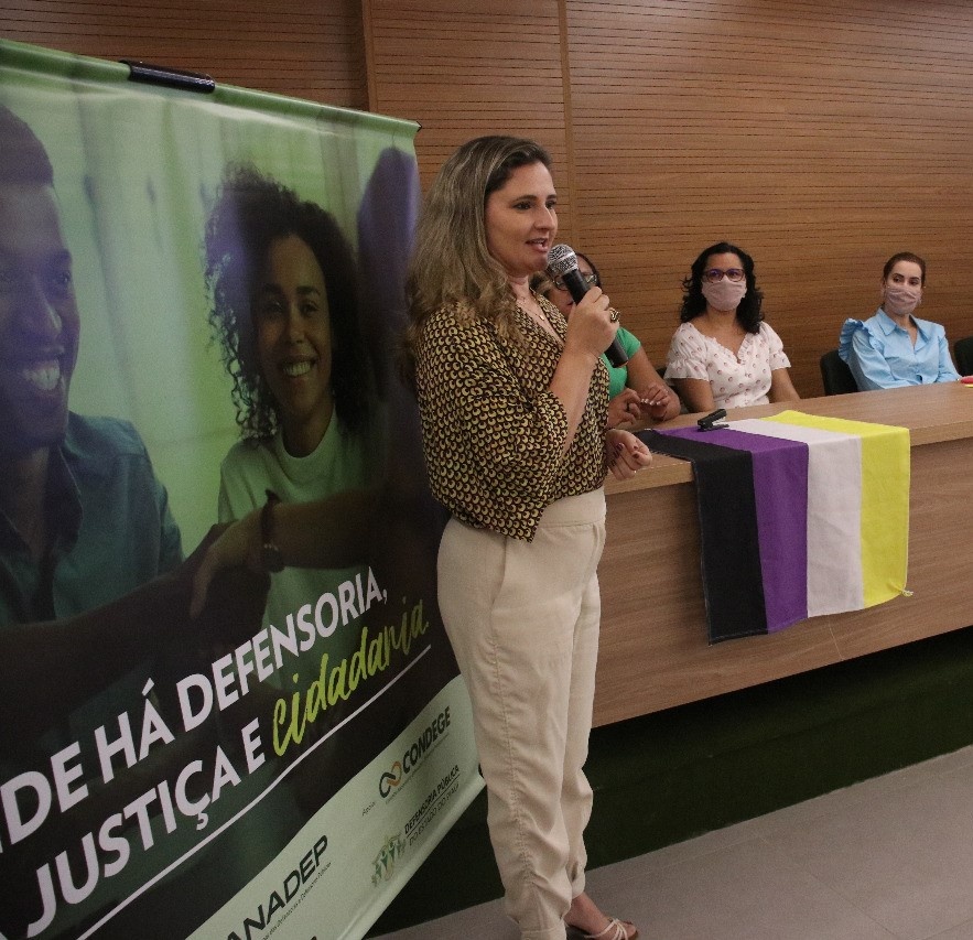 Defensora Pública Patrícia Monte em ação do Projeto Meu Nome, Meu Orgulho