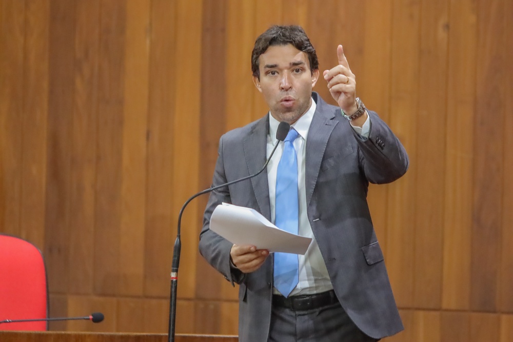 Deputado Marden Menezes na tribuna da Alepi
