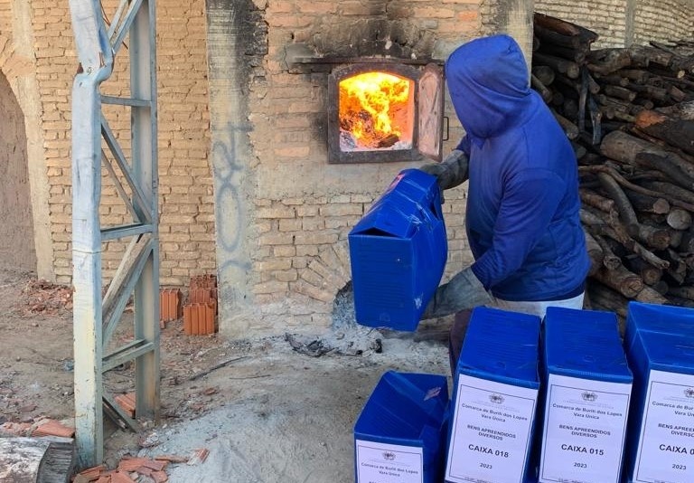 Drogas e armas são incineradas