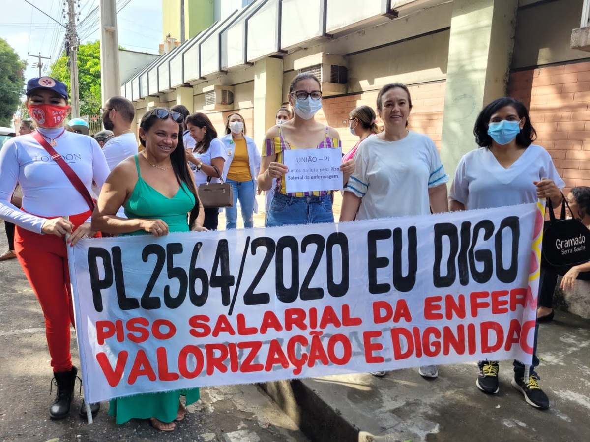 Enfermeiros fazem paralisação reivindicando o piso salarial da categoria