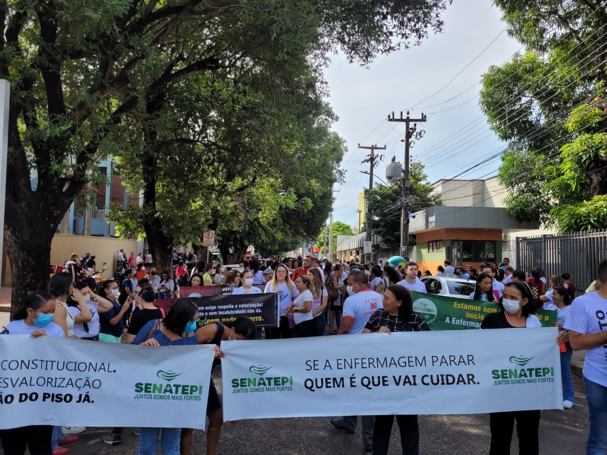Enfermeiros fazem paralisação reivindicando o piso salarial da categoria