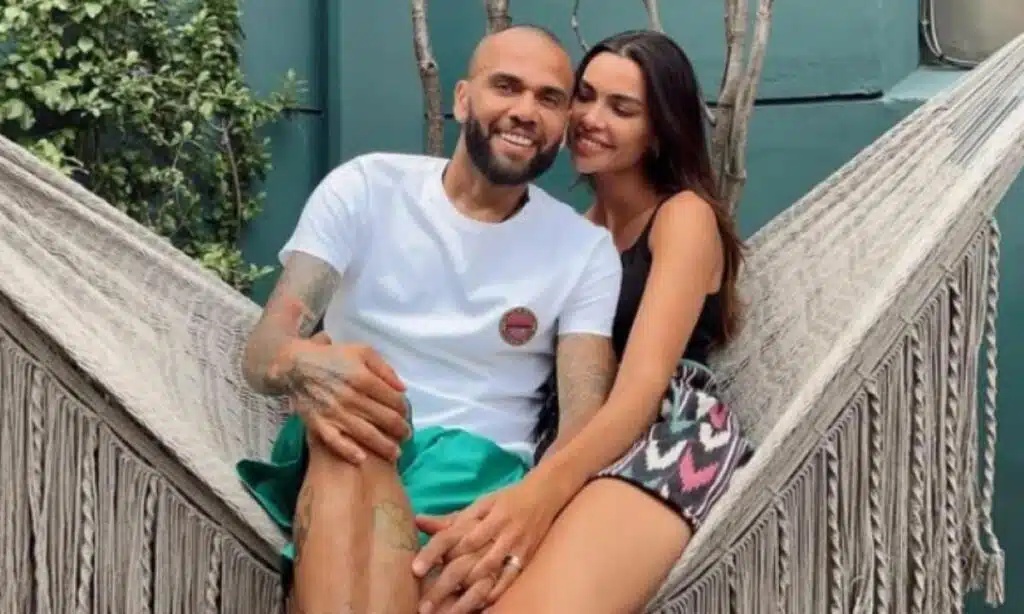 Esposa de Daniel Alves joga indireta para jogador com hit de Shakira