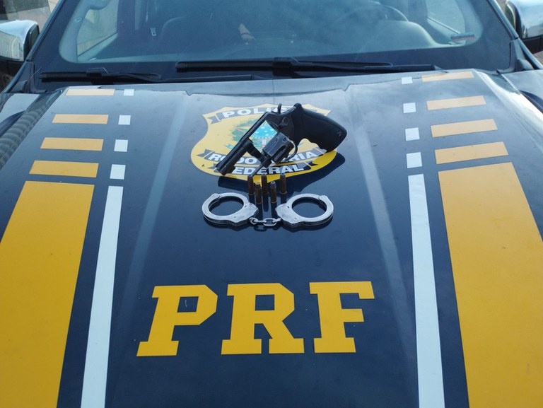 Idoso de 71 anos é preso com revólver pela PRF na BR-407