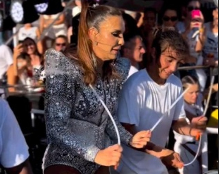 Ivete tocando percussão ao lado do filho Marcelo